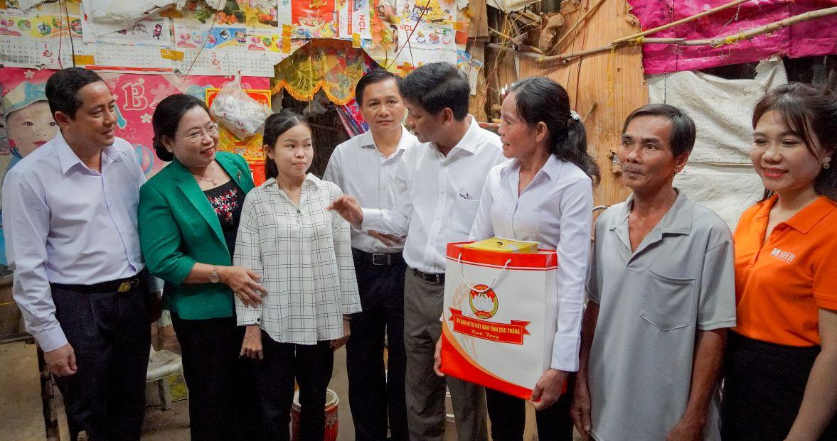 Lãnh đạo Tỉnh ủy, UBND, UB MTTQ Việt Nam tỉnh Sóc Trăng thăm hỏi, động viên một hộ khó khăn về nhà ở trên địa bàn huyện Long Phú. Ảnh: Phương Anh
