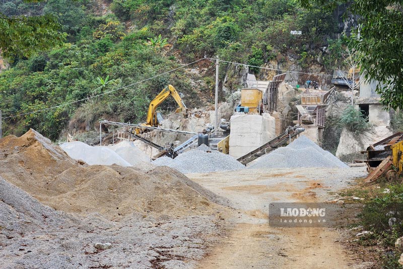 Bên trong mỏ đá. Ảnh: Tân Văn.