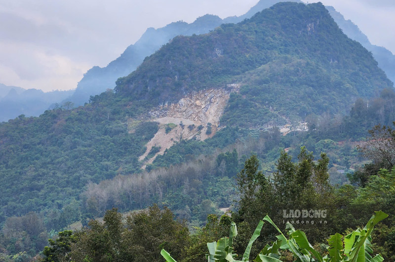 Nhìn từ Quốc lộ 4A, mỏ đá Chẻ Rào 2 gần như chiếm trọn 1 quả núi. Ảnh: Tân Văn.
