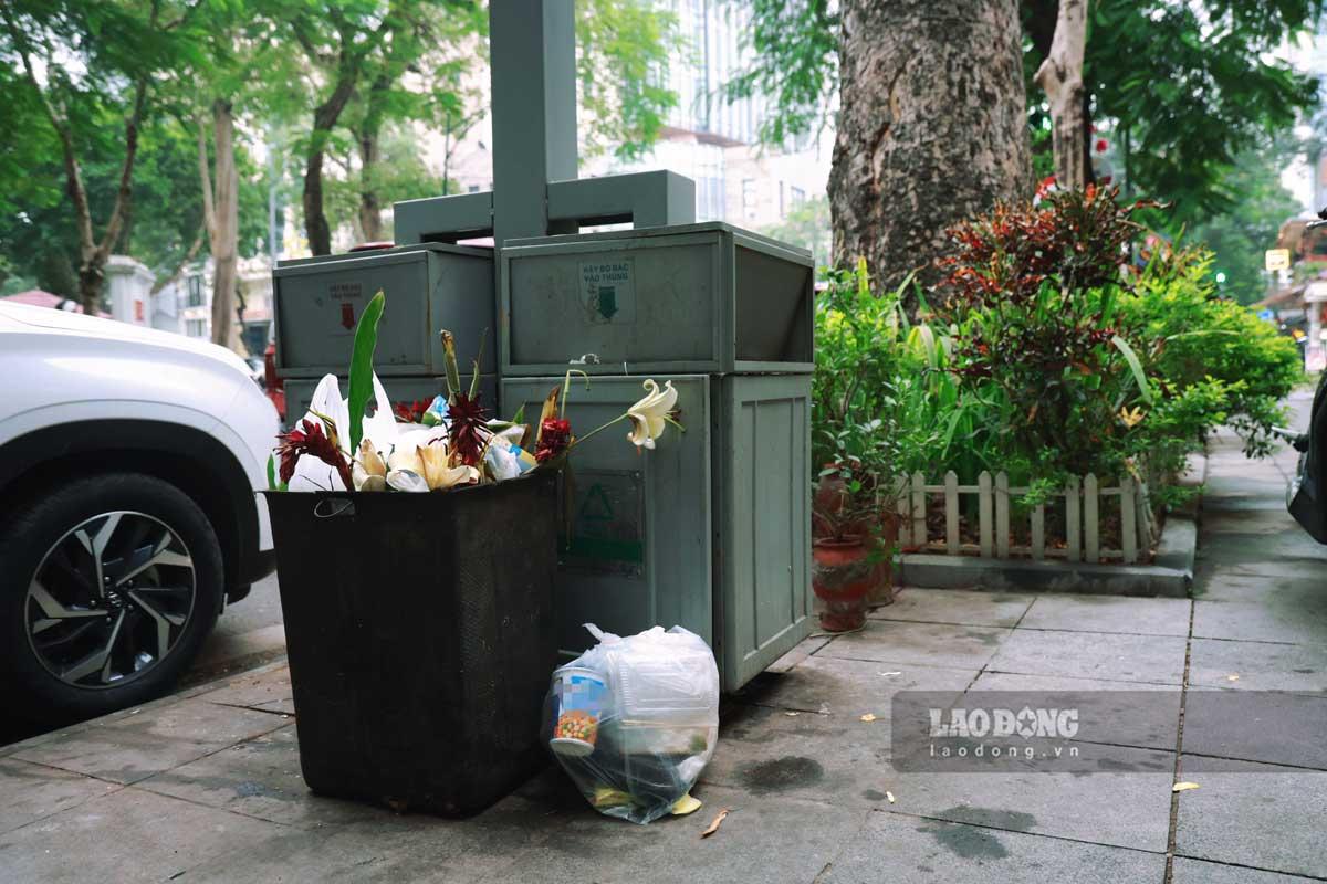 Tuy nhiên, dù chỉ còn ít ngày nữa là bước sang năm 2025, nhưng theo ghi nhận của PV, nhiều khu vực công cộng vẫn chưa có đủ 3 thùng phân loại các chất thải theo quy định.