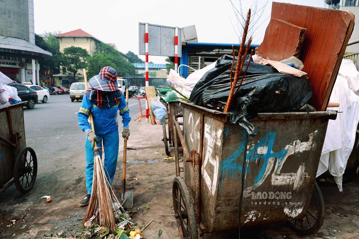Điều này đã khiến cho việc phân loại, thu gom rác của công nhân môi trường còn gặp nhiều khó khăn.