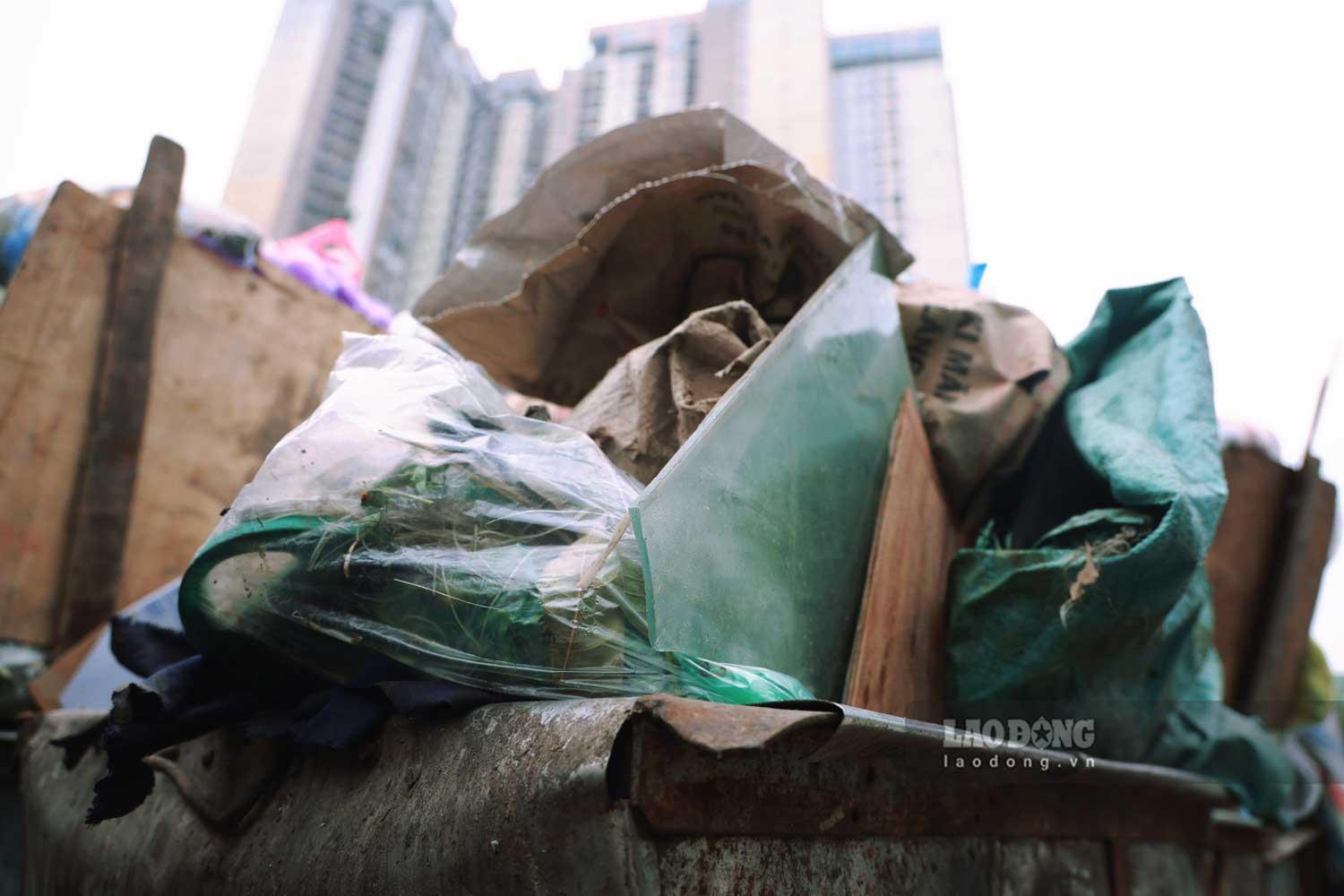 Nilon, đồ ăn thừa, kính vỡ... tất cả đều được chất đầy vào thùng thu gom rác.