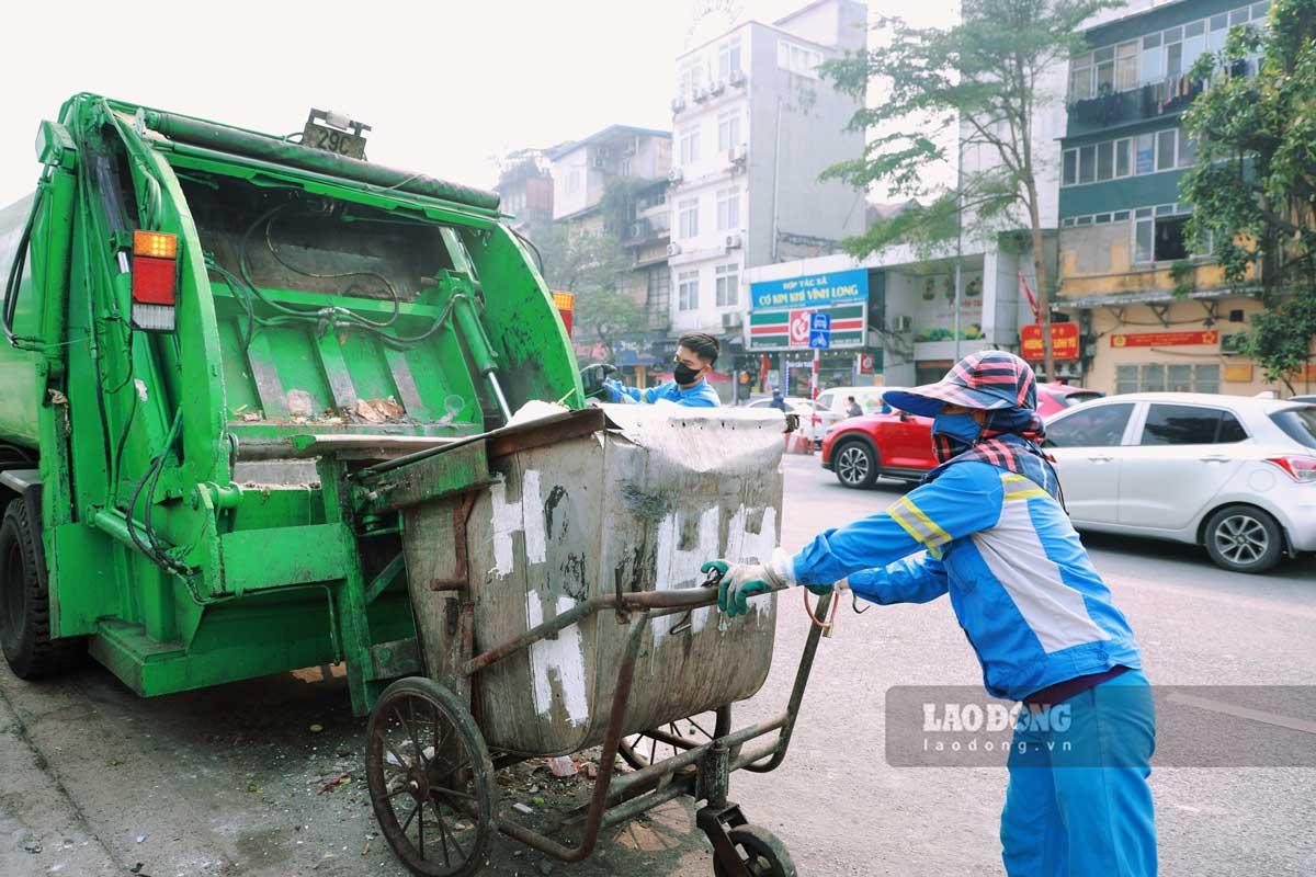 Công tác phân loại đã khó, việc thu gom rác lại càng khó hơn. Hiện nay, các công nhân môi trường cũng chưa được trang bị các dụng cụ, xe rác chuyên dụng để thu gom 3 loại rác thải phân loại. Tất cả rác thải mới chỉ có 1 xe để thu gom.