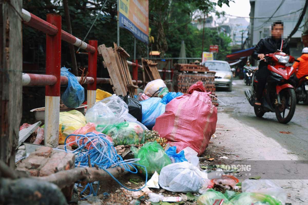 Việc vứt rác thải bừa bãi không chỉ gây khó cho công nhân môi trường thu gom mà còn làm mất mỹ quan đô thị.