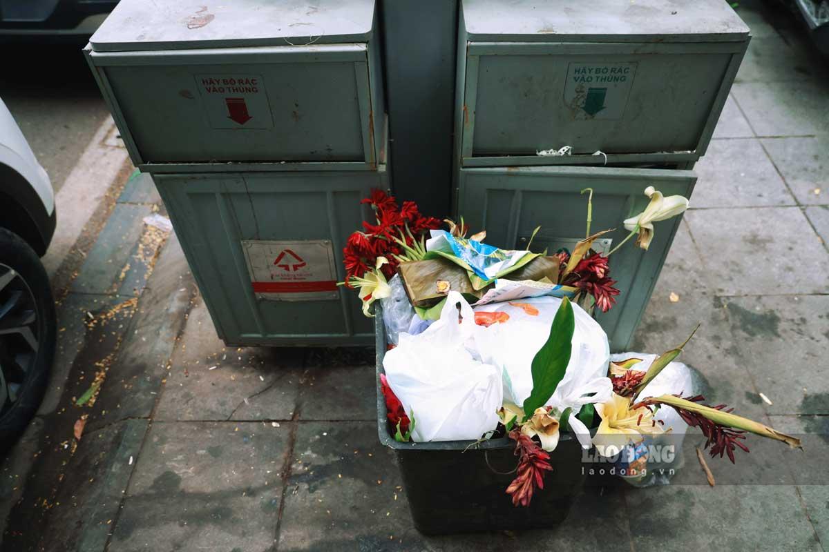 Một thùng rác trên phố Bà Triệu (Hoàn Kiếm, Hà Nội), rác thải sinh hoạt không được phân loại bỏ vào thùng rác phù hợp mà lại bị vứt bừa bãi bên ngoài.