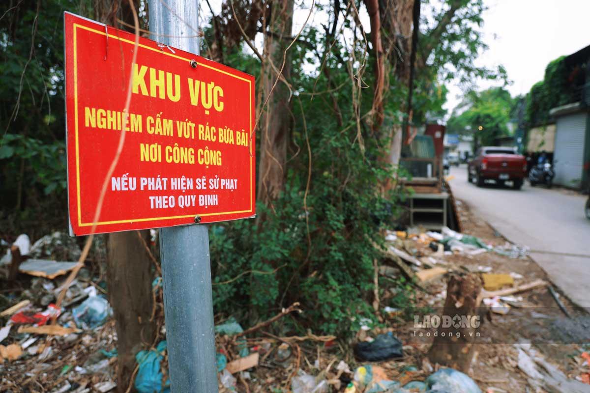 Nhiều biển cấm đổ rác ở Hà Nội vẫn bị ngó lơ.