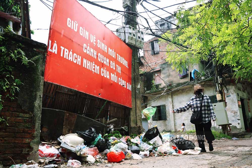 Theo các công nhân môi trường, với ý thức “tiện đâu vứt đó” của người dân, việc áp dụng phân loại rác tại nguồn của người dân từ đầu năm  2024 rất khó thực hiện tốt.