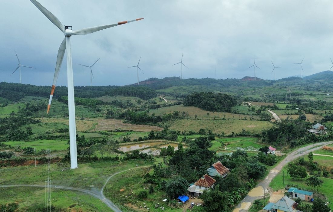 Trụ điện gió của dự án Nhà máy điện gió Hướng Linh 2 ở cách 3 ngôi nhà chỉ hơn 100m. Ảnh: Hưng Thơ.