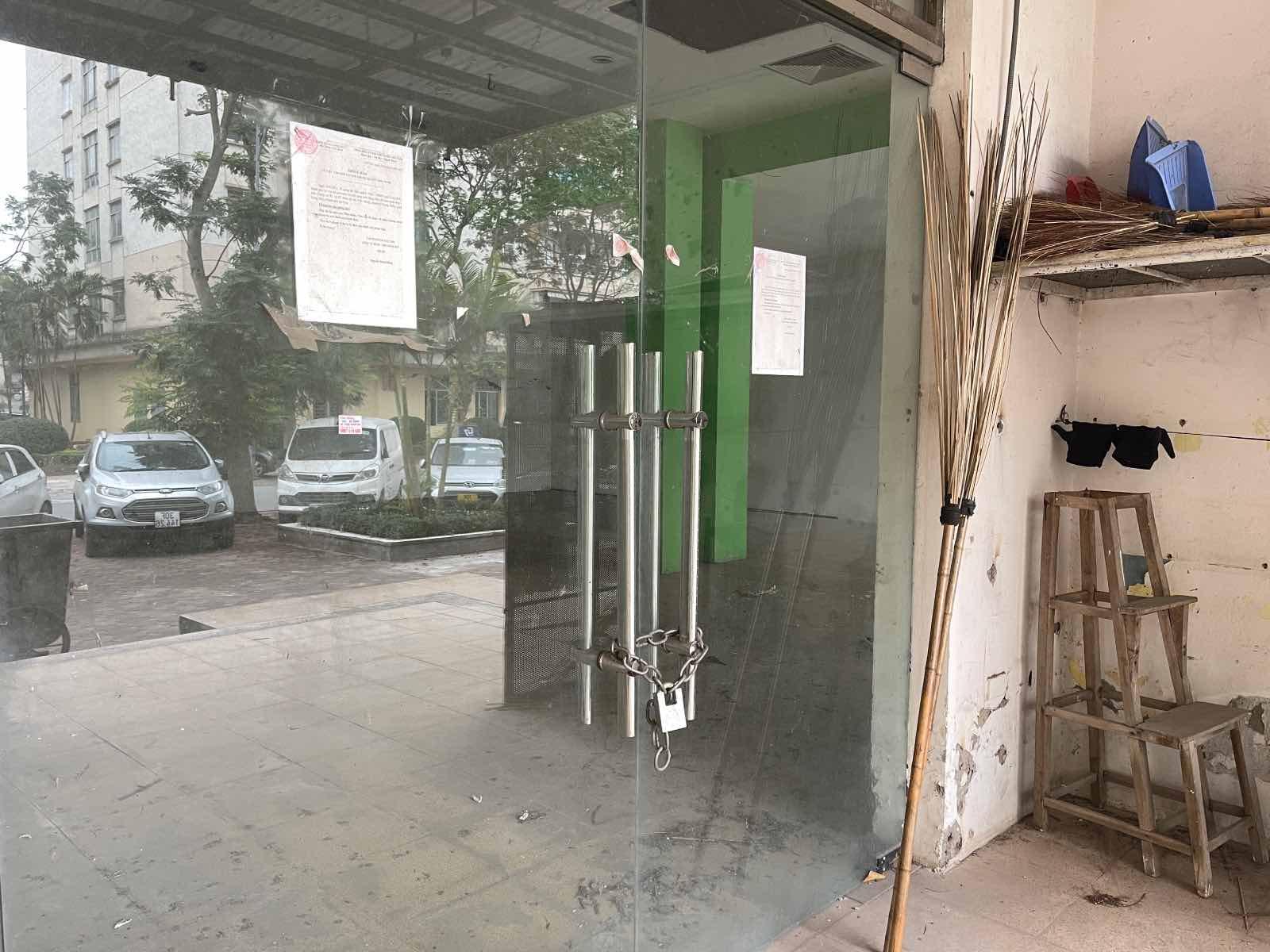 Phía bên ngoài nhiều ki ốt hiện vẫn còn dán thông báo của Tổ công tác 3344  (UBND quận Long Biên) ngày 20.5.2021 về việc thu hồi tài sản thuộc sở hữu Nhà nước.