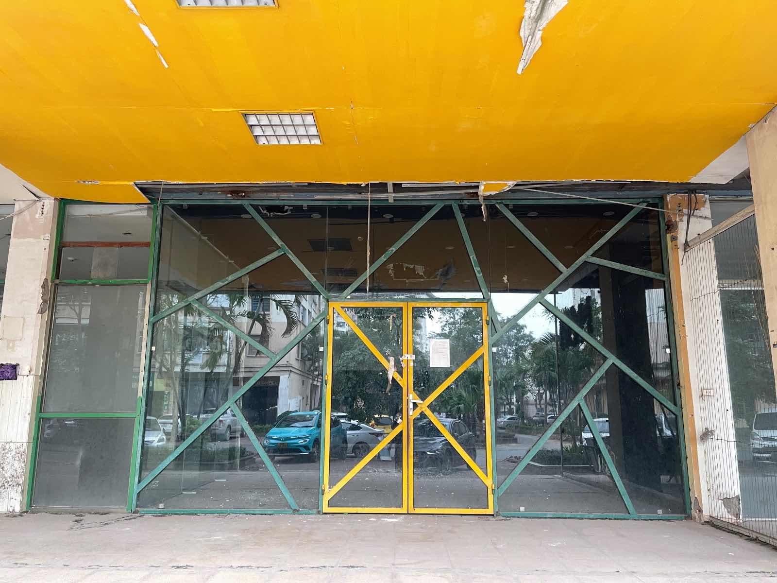 Các hạng mục như trần, cửa kính, tường... đều đã xuống cấp.