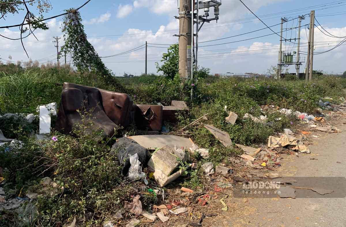 Những bãi rác tự phát gần nghĩa trang thôn Vân Chàng (thị trấn Nam Giang, huyện Nam Trực, tỉnh Nam Định) PV Báo Lao Động ghi nhận trước đó. Ảnh: Hà Vi