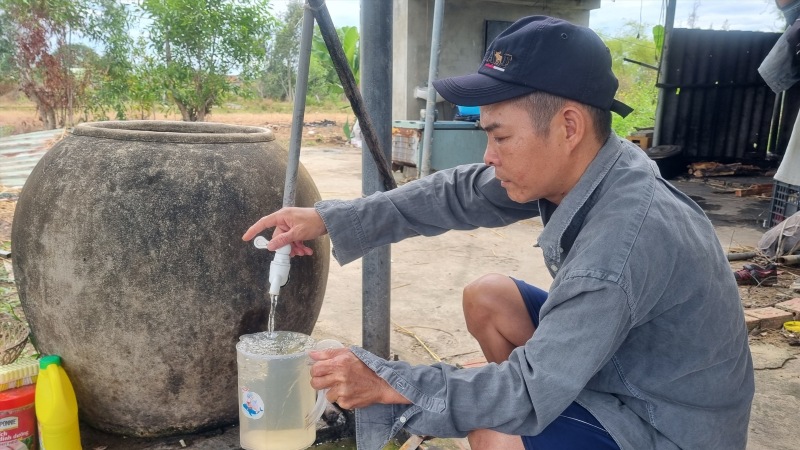 Người dân dùng nước nhiễm phèn dù đã về nơi TĐC đang là thực tế bất cập ở huyện Duy Xuyên, Quảng Nam. Ảnh Nguyễn Hoàng