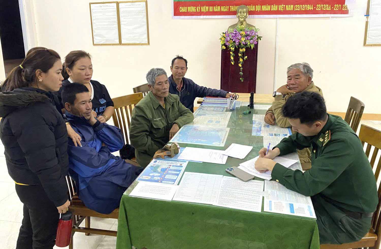 Lực lượng chức năng bàn giao ông Công cho gia đình. Ảnh: Khánh Toàn