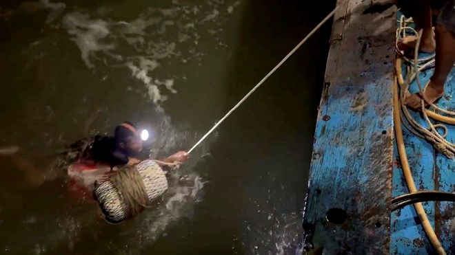 Cứu ngư dân Quảng Ngãi chìm thuyền thúng trôi dạt trên biển