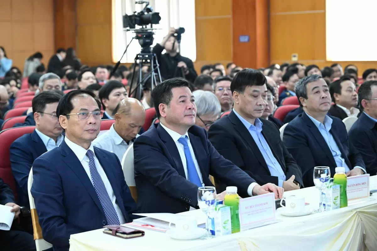 Phó Thủ tướng, Bộ trưởng Bộ Ngoại giao Bùi Thanh Sơn; ông Vũ Hồng Thanh – Chủ nhiệm Ủy ban kinh tế của Quốc Hội; ông Ngô Đông Hải - Ủy viên Ban Chấp hành Trung ương Đảng Cộng sản Việt Nam khóa XIII, Phó Trưởng ban Tuyên giáo Trung ương; ông Đỗ Trọng Hưng - Phó Trưởng Ban Tổ chức Trung ương… Phó Thủ tướng, Bộ trưởng Bộ Ngoại giao Bùi Thanh Sơn; ông Vũ Hồng Thanh – Chủ nhiệm Ủy ban kinh tế của Quốc Hội; ông Ngô Đông Hải - Ủy viên Ban Chấp hành Trung ương Đảng Cộng sản Việt Nam khóa XIII, Phó Trưởng ban Tuyên giáo Trung ương; ông Đỗ Trọng Hưng