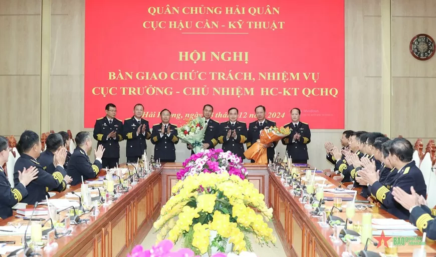 Thủ trưởng Bộ tư lệnh Hải quân và thủ trưởng Cục Hậu cần - Kỹ thuật Hải quân tặng hoa chúc mừng Chuẩn đô đốc Đỗ Quốc Ân và Đại tá Lê Hồng Quang. Ảnh: Quân đội Nhân dân Thủ trưởng Bộ tư lệnh Hải quân và thủ trưởng Cục Hậu cần - Kỹ thuật Hải quân tặng hoa chúc mừng Chuẩn đô đốc Đỗ Quốc Ân và Đại tá Lê Hồng Quang. Ảnh: Quân đội Nhân dân