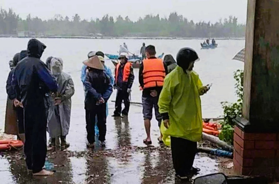 Hiện trường vụ chìm phà chở 14 người ở xã Tam Hải, Núi Thành, Quảng Nam.  Ảnh: Phương Nga