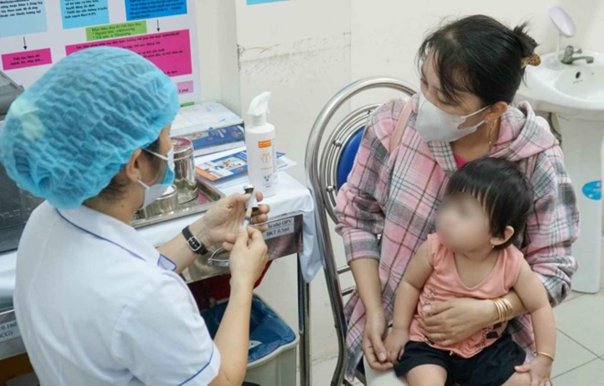Trẻ được tiêm vaccine sởi tại TPHCM. Ảnh: Thanh Chân