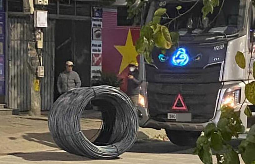 Một cuộn thép lăn lên trước đầu xe. Ảnh chụp màn hình