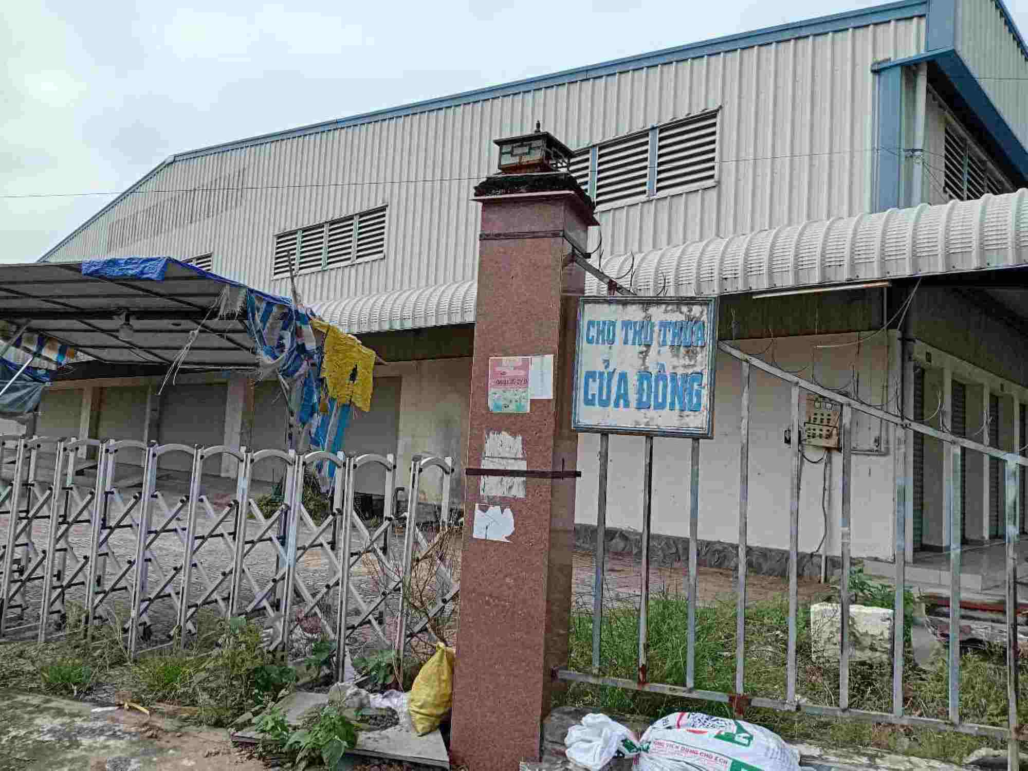 Cửa đông của TTTM Thủ Thừa. Ảnh: Kỳ Quan