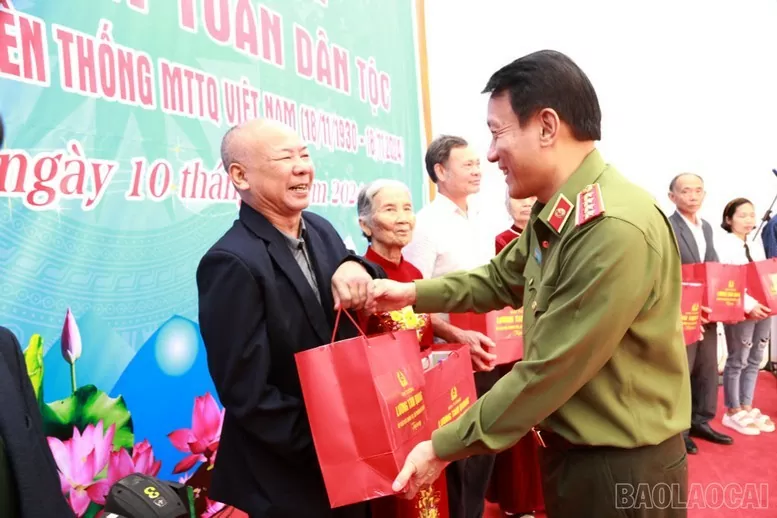 Đại tướng Lương Tam Quang tặng quà các hộ dân tiêu biểu trong Ngày hội Đại đoàn kết toàn dân tộc tại khu dân cư thôn Bản Phiệt, xã Bản Phiệt, huyện Bảo Thắng, tỉnh Lào Cai, ngày 10/11/2024 - Ảnh: báo Lào Cai Đại tướng Lương Tam Quang tặng quà các hộ dân tiêu biểu trong Ngày hội Đại đoàn kết toàn dân tộc tại khu dân cư thôn Bản Phiệt, xã Bản Phiệt, huyện Bảo Thắng, tỉnh Lào Cai, ngày 10/11/2024 - Ảnh: báo Lào Cai