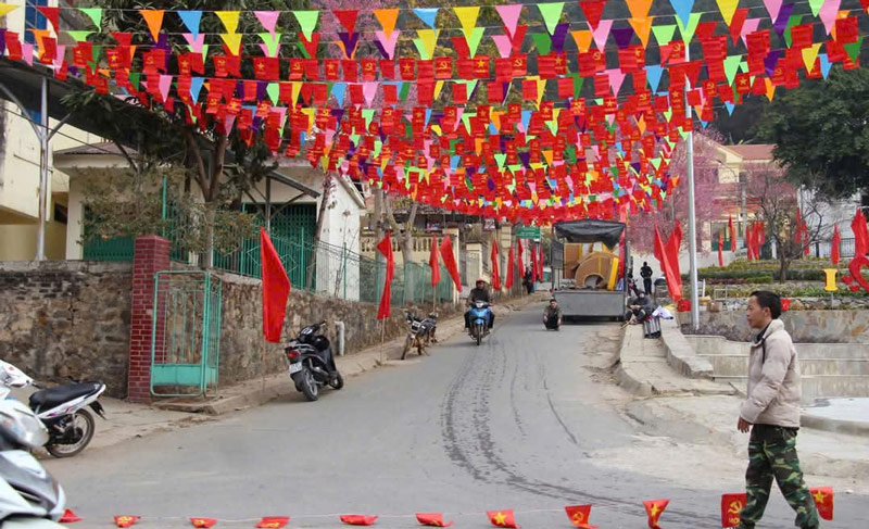 Phố phường Yên Bái, giăng cơ hoa, treo đèn để tạo không gian tươi vui, mừng xuân mới. Ảnh: Đinh Đại