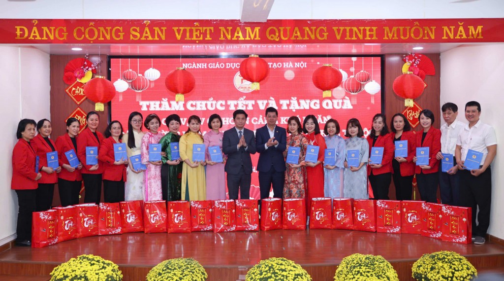 Hà Nội tặng quà Tết 170 giáo viên, nhân viên hoàn cảnh khó khăn