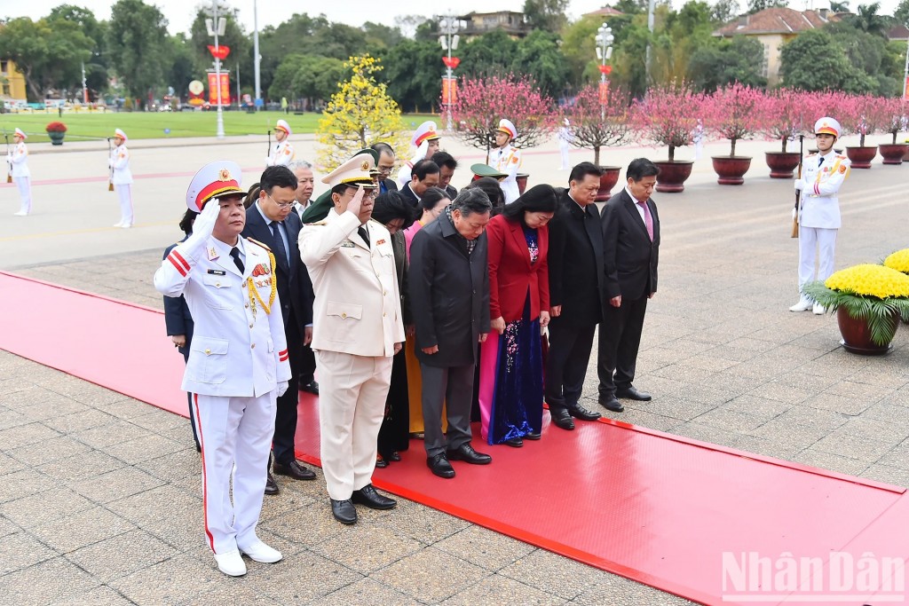 Các đồng chí lãnh đạo, nguyên lãnh đạo Đảng, Nhà nước vào Lăng viếng Chủ tịch Hồ Chí Minh