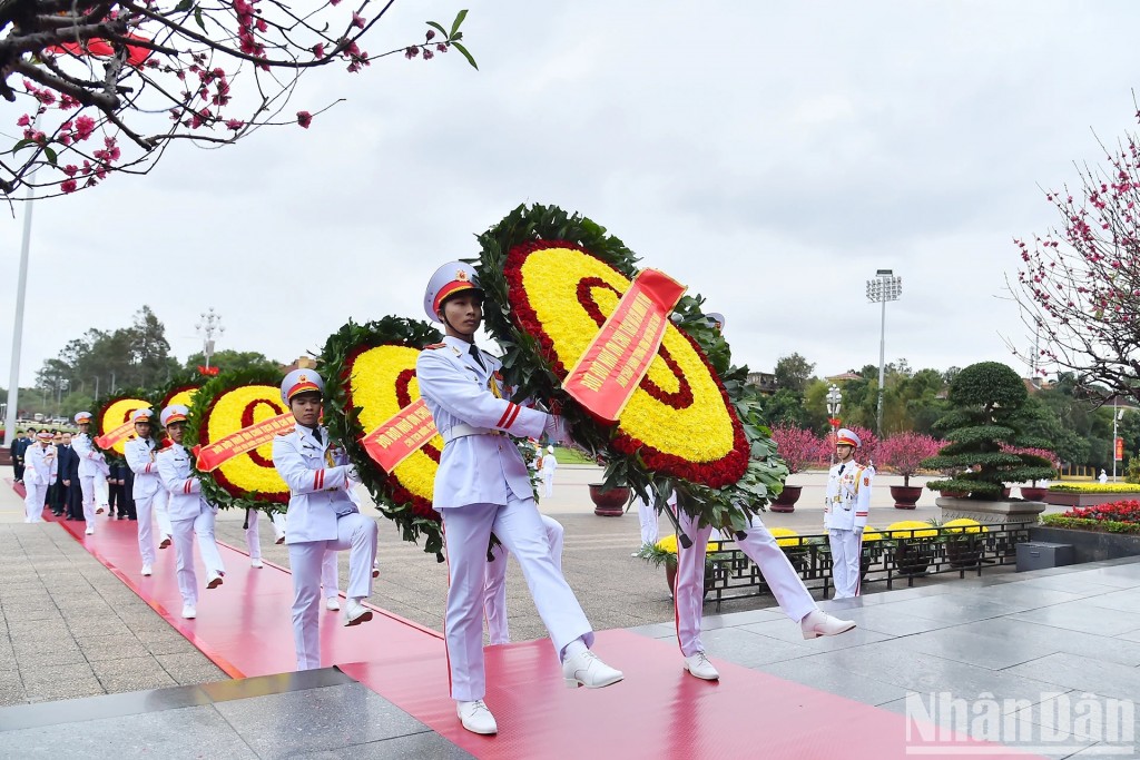 Các đồng chí lãnh đạo, nguyên lãnh đạo Đảng, Nhà nước vào Lăng viếng Chủ tịch Hồ Chí Minh