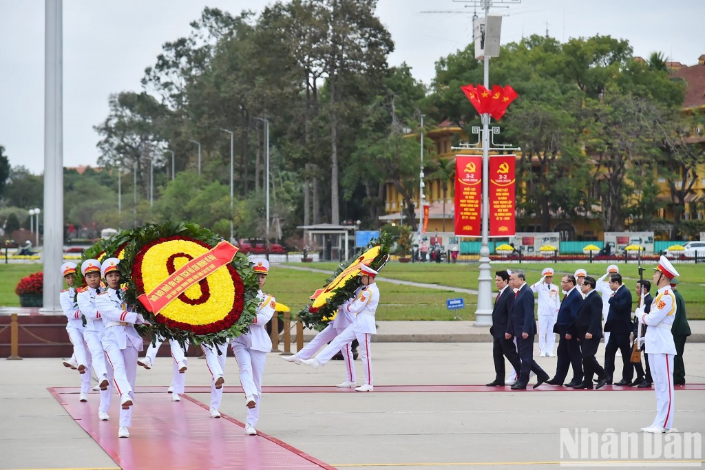 Các đồng chí lãnh đạo, nguyên lãnh đạo Đảng, Nhà nước vào Lăng viếng Chủ tịch Hồ Chí Minh