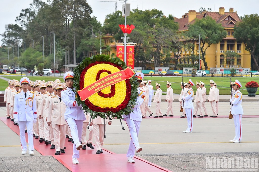 Các đồng chí lãnh đạo, nguyên lãnh đạo Đảng, Nhà nước vào Lăng viếng Chủ tịch Hồ Chí Minh