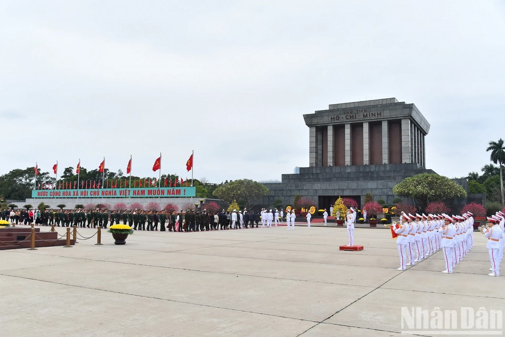 Các đồng chí lãnh đạo, nguyên lãnh đạo Đảng, Nhà nước vào Lăng viếng Chủ tịch Hồ Chí Minh