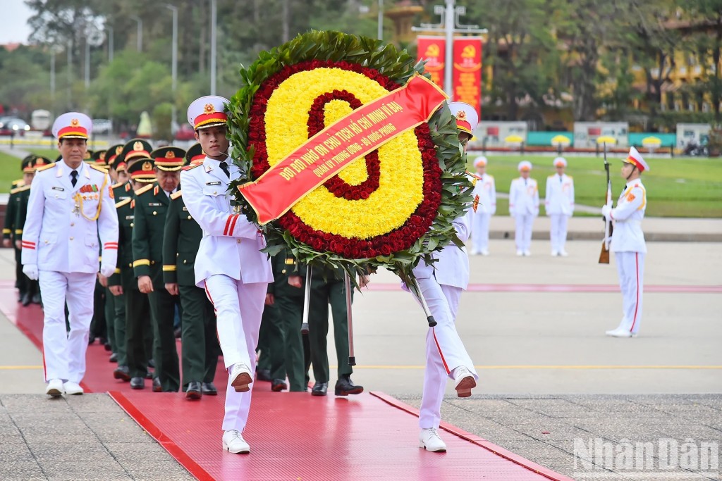 Các đồng chí lãnh đạo, nguyên lãnh đạo Đảng, Nhà nước vào Lăng viếng Chủ tịch Hồ Chí Minh