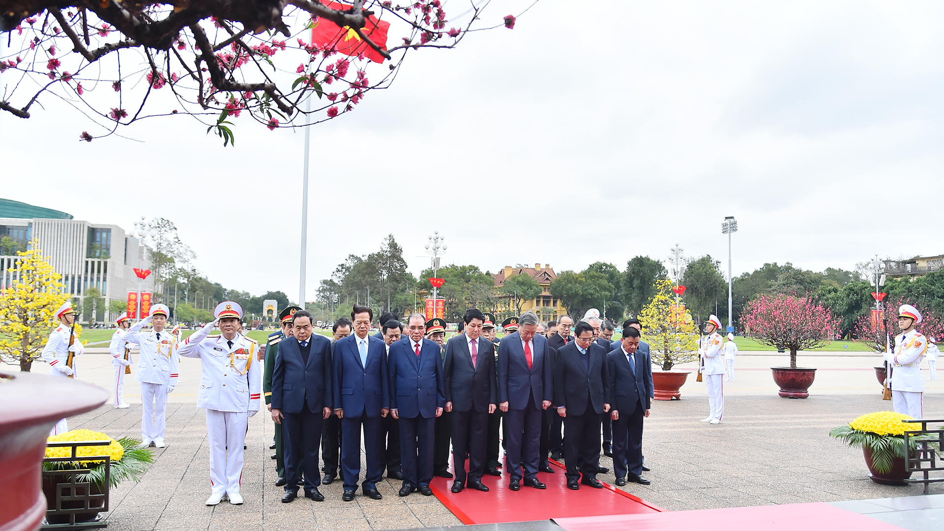 Các đồng chí lãnh đạo, nguyên lãnh đạo Đảng, Nhà nước vào Lăng viếng Chủ tịch Hồ Chí Minh