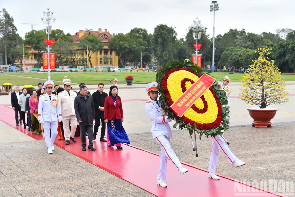 Các đồng chí lãnh đạo, nguyên lãnh đạo Đảng, Nhà nước vào Lăng viếng Chủ tịch Hồ Chí Minh