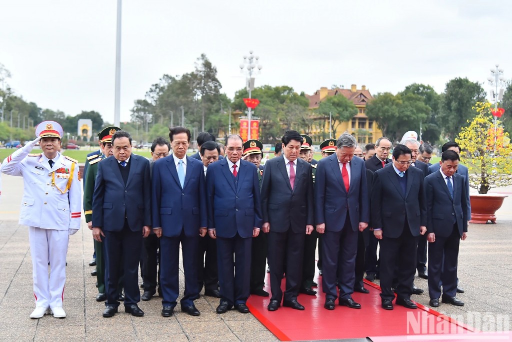 Các đồng chí lãnh đạo, nguyên lãnh đạo Đảng, Nhà nước vào Lăng viếng Chủ tịch Hồ Chí Minh