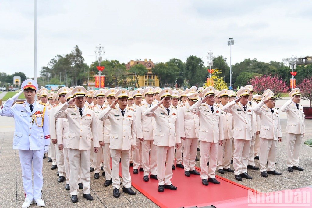 Các đồng chí lãnh đạo, nguyên lãnh đạo Đảng, Nhà nước vào Lăng viếng Chủ tịch Hồ Chí Minh