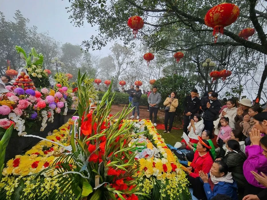 Hàng nghìn du khách đổ về Am Tiên ngày “mở cổng trời”