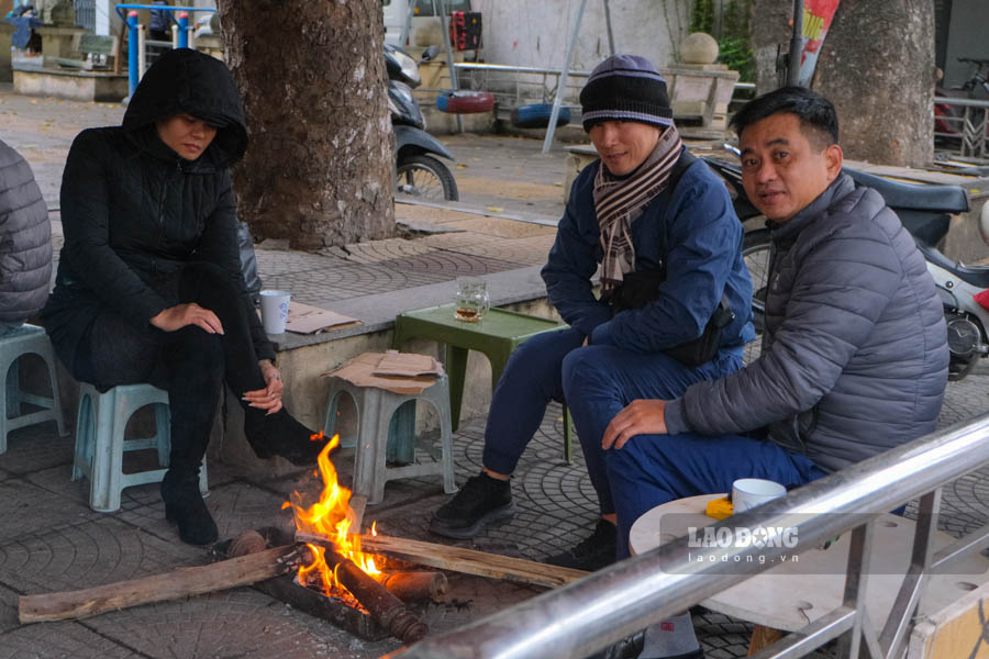 Cơn mưa không to nhưng liên tục đủ để phố xá, vỉa hè trong tình trạng ướt át.