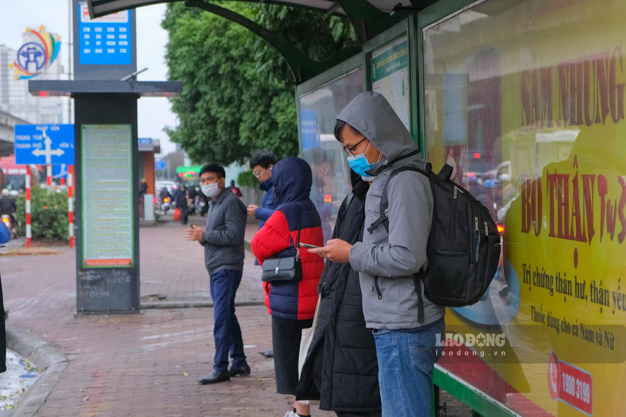 Anh Nguyễn Văn Đức (Nam Từ Liêm, Hà Nội) cho biết: “Ngày hôm nay Hà Nội chuyển rét đậm, mới ra đường đã thấy lạnh cóng người. Tôi phải đeo thêm găng tay, mặc áo kín để tránh gió, giữ ấm cho cơ thể“.