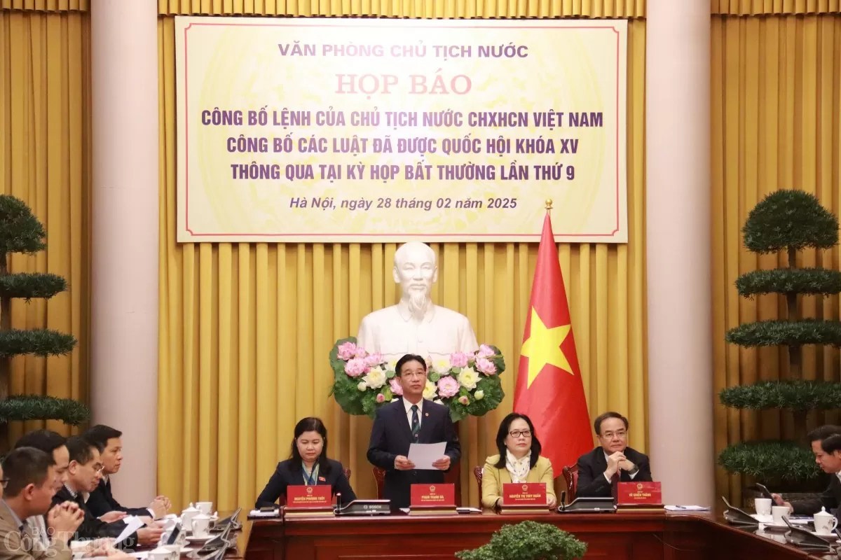 Văn phòng Chủ tịch nước tổ chức họp báo công bố Lệnh của Chủ tịch nước về các Luật được thông qua tại Kỳ họp bất thường lần thứ 9. Văn phòng Chủ tịch nước tổ chức họp báo công bố Lệnh của Chủ tịch nước về các Luật được thông qua tại Kỳ họp bất thường lần thứ 9.