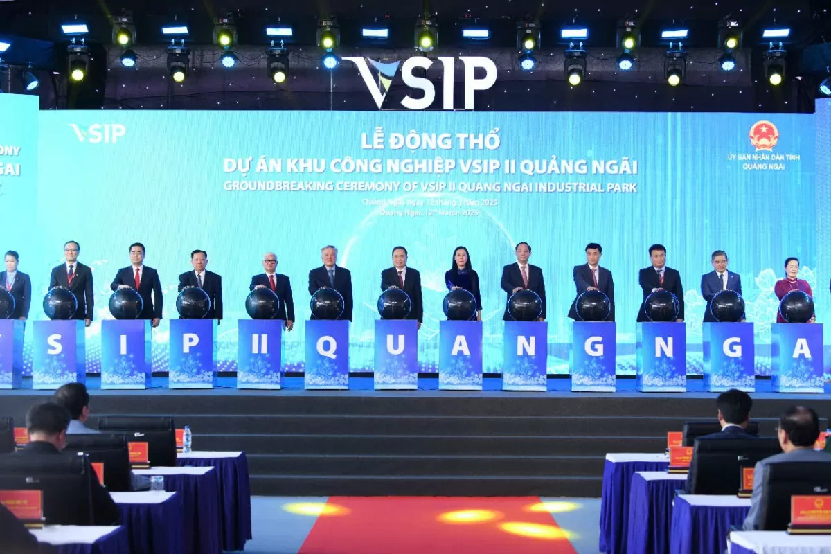 Chủ tịch Quốc hội Trần Thanh Mẫn, Phó Thủ tướng Thường trực Chính phủ Nguyễn Hòa Bình và các đại biểu nghe giới thiệu về Khu công nghiệp VSIP II Quảng Ngãi Chủ tịch Quốc hội Trần Thanh Mẫn, Phó Thủ tướng Thường trực Chính phủ Nguyễn Hòa Bình và các đại biểu nghe giới thiệu về Khu công nghiệp VSIP II Quảng Ngãi