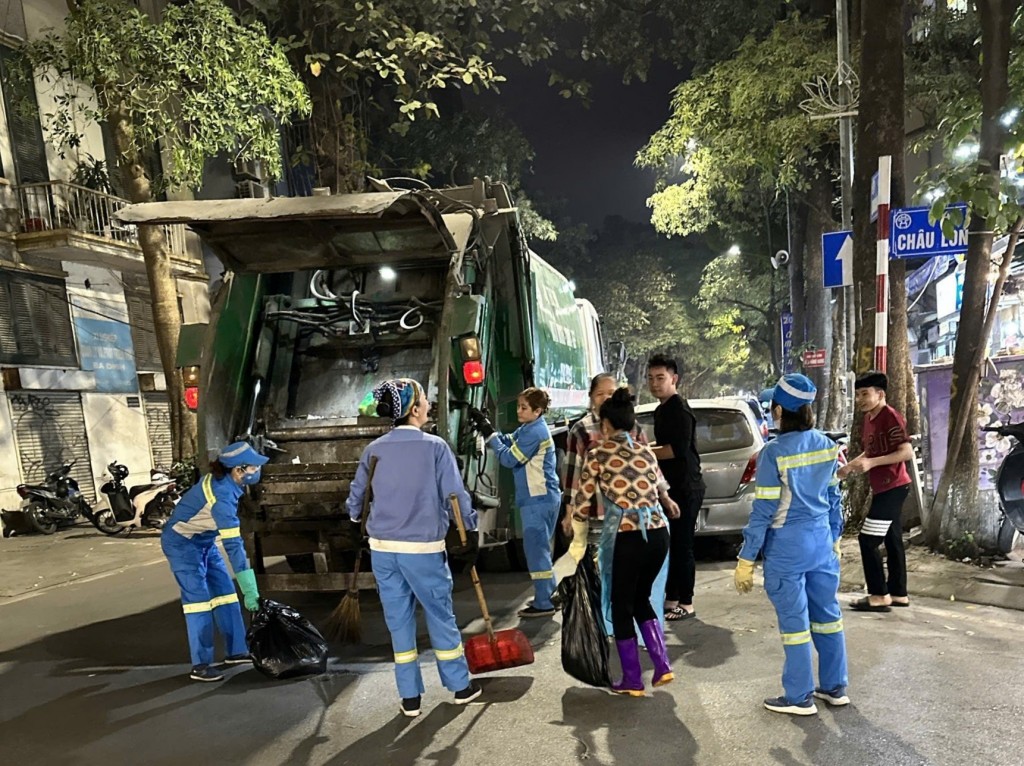 Quận Ba Đình tiến tới giảm, dừng thu gom rác ca ngày, chỉ thực hiện thu gom rác từ 18h.