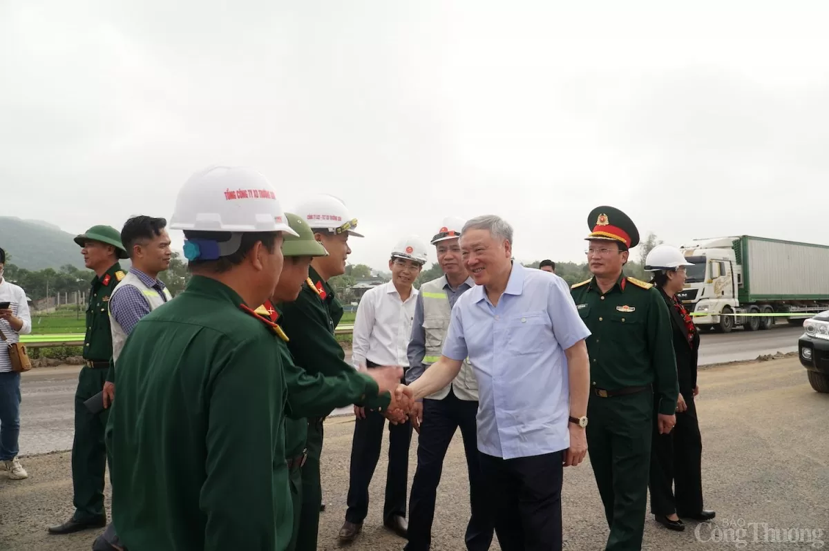 Phó Thủ tướng Thường trực Chính phủ Nguyễn Hòa Bình thăm hỏi, động viên các đơn vị thi công dự án cao tốc Hòa Liên - Túy Loan Phó Thủ tướng Thường trực Chính phủ Nguyễn Hòa Bình thăm hỏi, động viên các đơn vị thi công dự án cao tốc Hòa Liên - Túy Loan