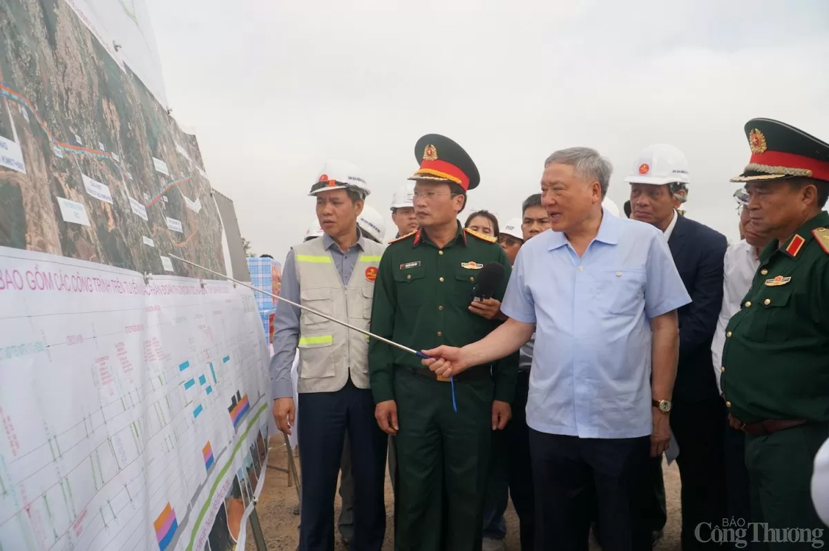 Phó Thủ tướng Thường trực Chính phủ Nguyễn Hòa Bình - Trưởng đoàn kiểm tra số 1 của Chính phủ về tháo gỡ khó khăn vướng các các dự án đường bộ cao tốc kiểm tra thi công dự án cao tốc Hòa Liên - Túy Loan Phó Thủ tướng Thường trực Chính phủ Nguyễn Hòa Bình - Trưởng đoàn kiểm tra số 1 của Chính phủ về tháo gỡ khó khăn vướng các các dự án đường bộ cao tốc kiểm tra thi công dự án cao tốc Hòa Liên - Túy Loan