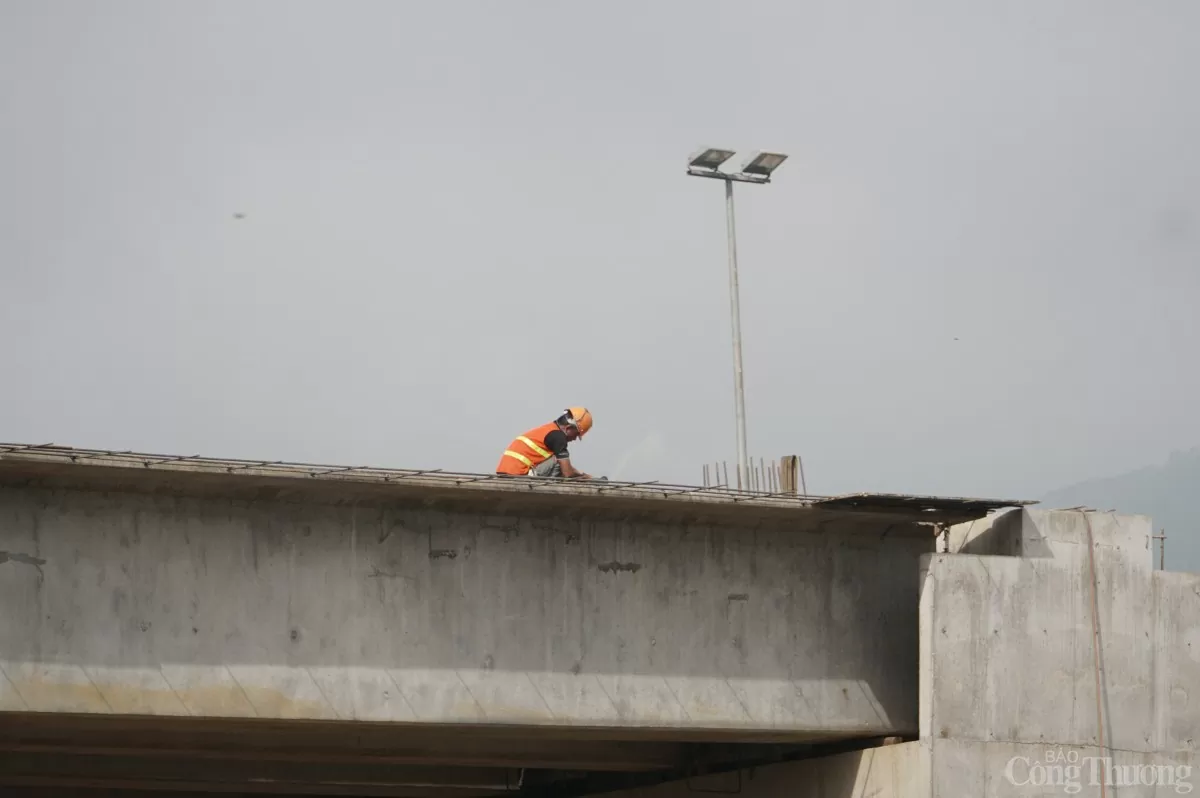 Thi công cầu vượt nút giao cao tốc Hoa Liên - Túy Loan với đường Hoàng Văn Thái (Đà Nẵng) Thi công cầu vượt nút giao cao tốc Hoa Liên - Túy Loan với đường Hoàng Văn Thái (Đà Nẵng)