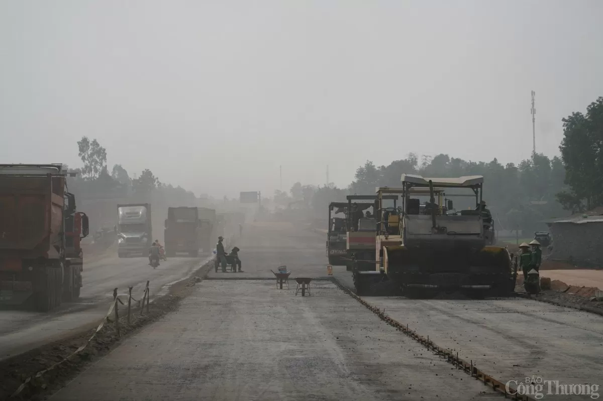 Đổ nhựa một đoạn trên cao tốc Hòa Liên - Túy Loan Đổ nhựa một đoạn trên cao tốc Hòa Liên - Túy Loan