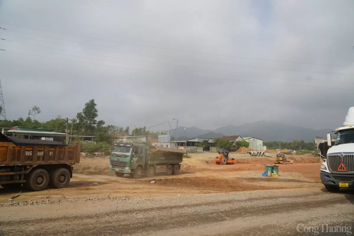 Không khí thi công khẩn trương trên cao tốc Hòa Liên - Túy Loan Không khí thi công khẩn trương trên cao tốc Hòa Liên - Túy Loan