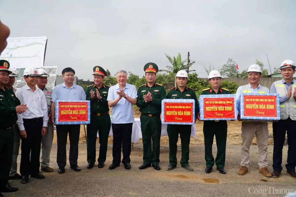 Phó Thủ tướng Nguyễn Hòa Bình tặng quà động viên các đơn vị thi công dự án Phó Thủ tướng Nguyễn Hòa Bình tặng quà động viên các đơn vị thi công dự án