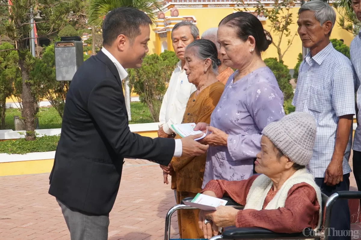 Tri ân, trao quà cho thân nhân gia đình các liệt sỹ Gạc Ma Tri ân, trao quà cho thân nhân gia đình các liệt sỹ Gạc Ma